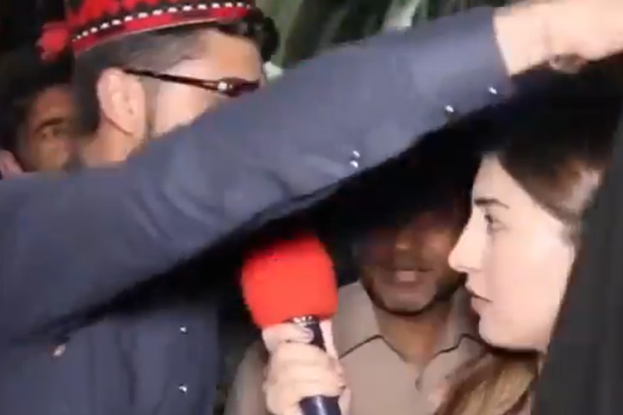 Man forcefully covers TV anchors head in Pakistan, video goes viral