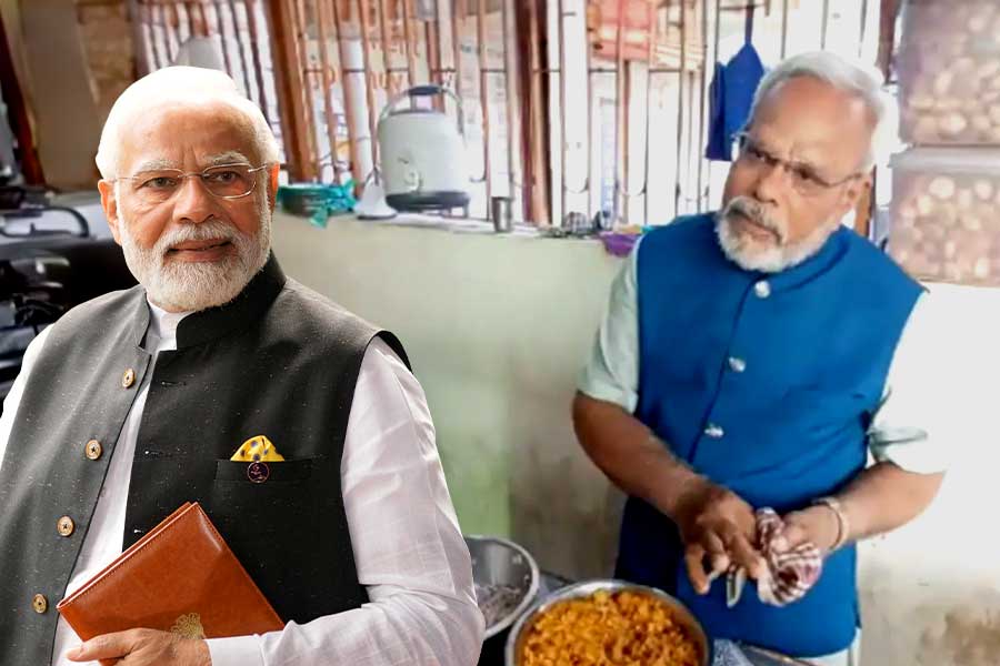 চা অতীত, গুজরাটের রাস্তায় ফুচকা বিক্রি করছেন ‘মোদি’, ভাইরাল ভিডিও 