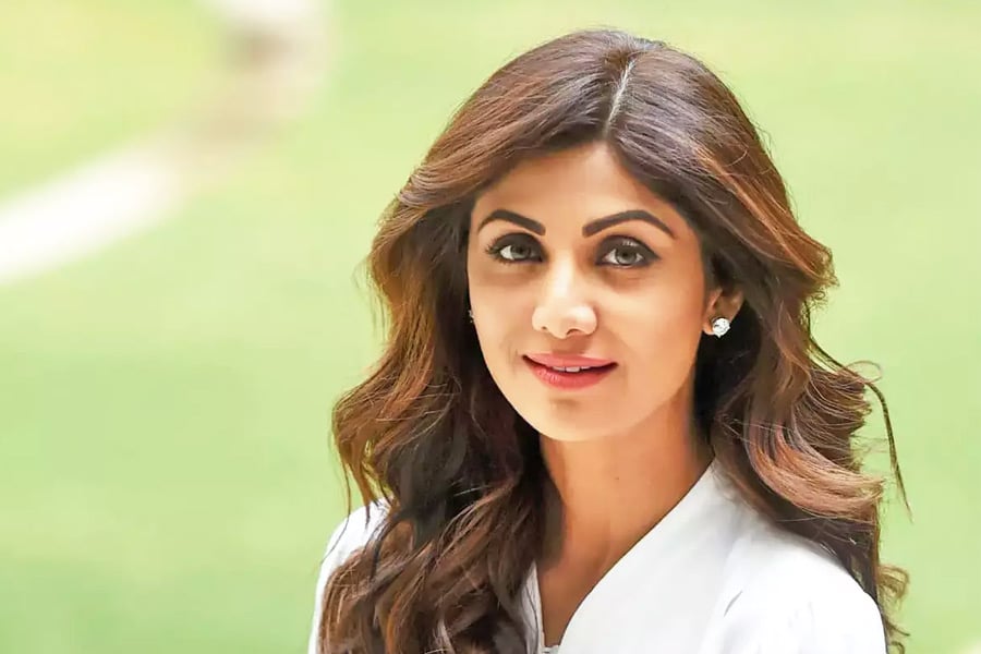 Shilpa Shetty Jets Off Amid ED Probe, Avoids Posing For Paps