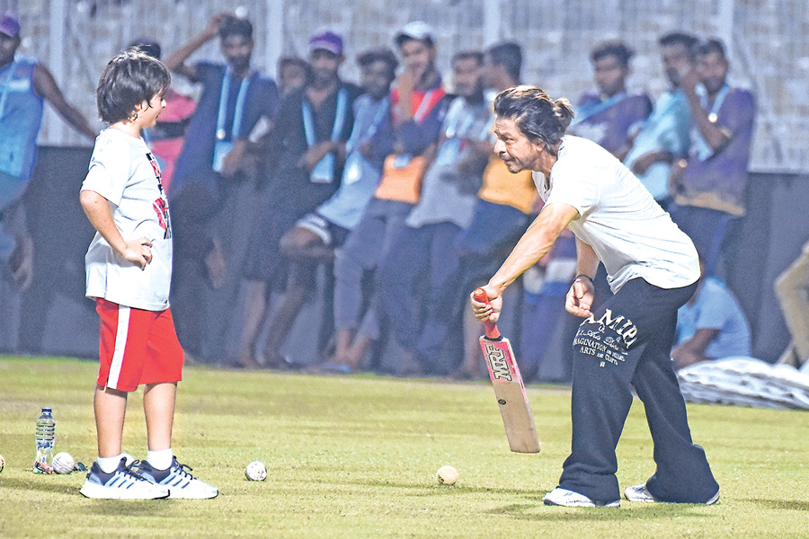Shah Rukh Khan turns coach in KKR practice