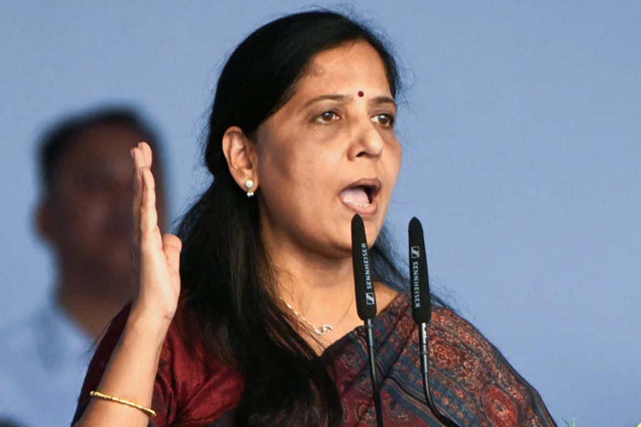 AAP MLAs meet Sunita Kejriwal, BJP slams