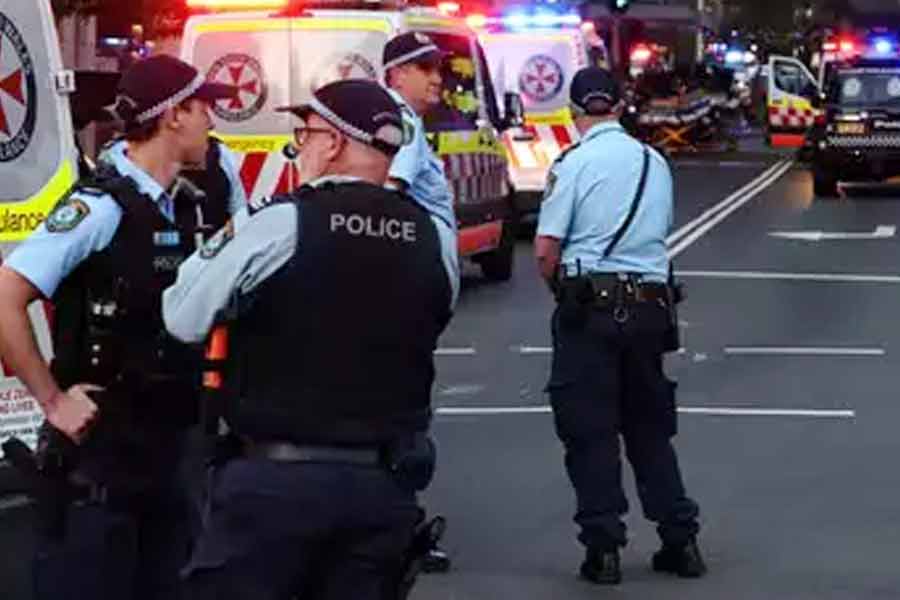 4 killed in shooting, stabbing spree at Sydney mall