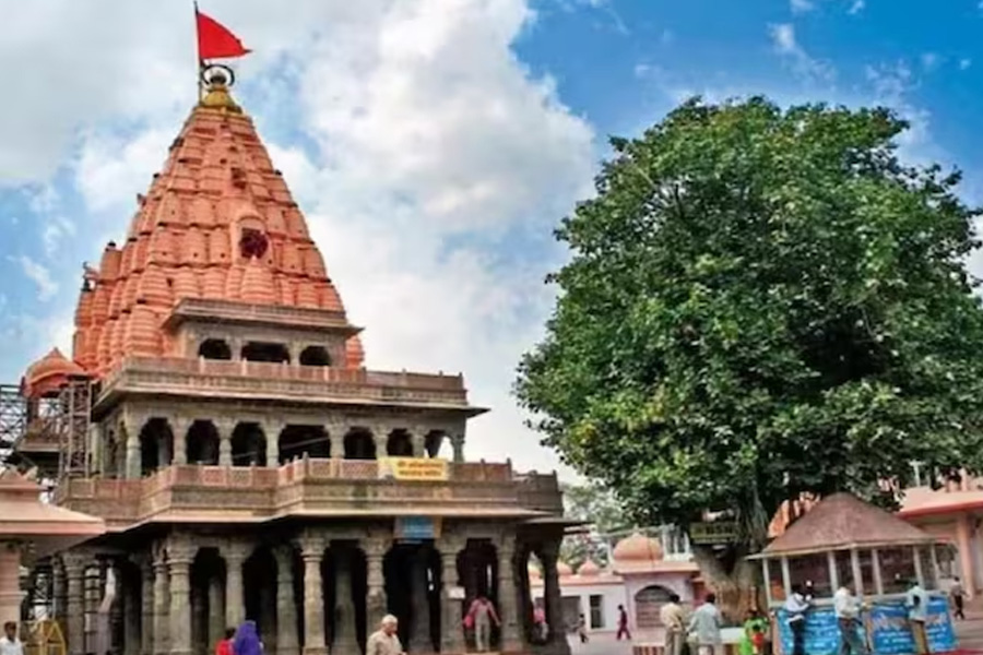 রিলস তুলতে বাধা কেন! মহাকালেশ্বর মন্দিরে নিরাপত্তারক্ষীদের বেধড়ক মার দুই তরুণীর