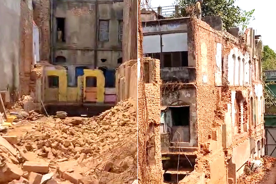 গার্ডেনরিচের পর এবার মুচিপাড়া, প্রচণ্ড কাঁপুনি দিয়ে ভেঙে পড়ল বাড়ির দেওয়াল