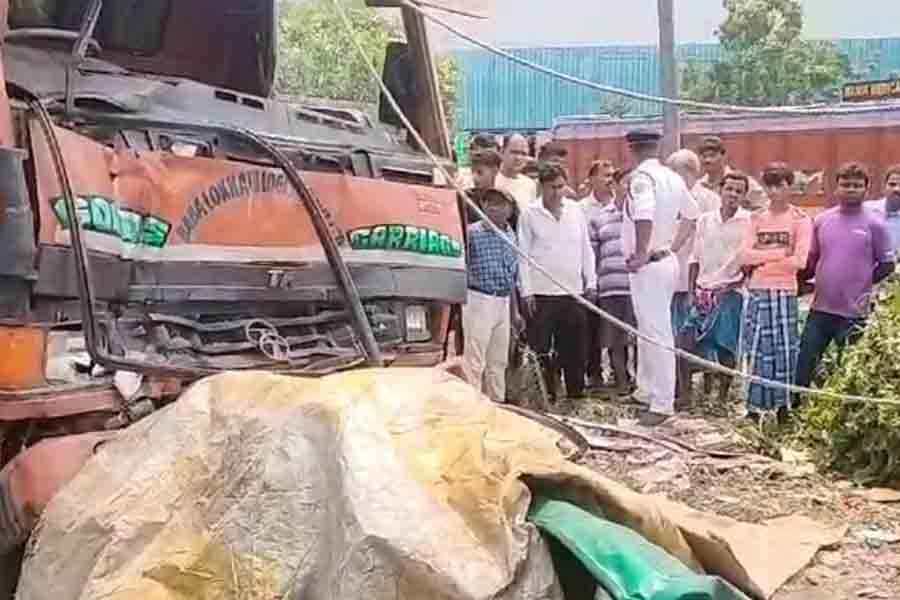 দিল্লি রোডে টোটোকে পিষল লরি, প্রাণ গেল তিনজনের, মৃত্যুর সঙ্গে লড়ছে শিশু