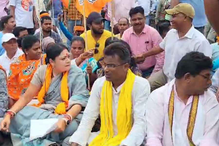 কর্মরত শ্রমিকের মৃত্যুর প্রতিবাদ, জাতীয় সড়কে অবস্থান বিক্ষোভে অগ্নিমিত্রা