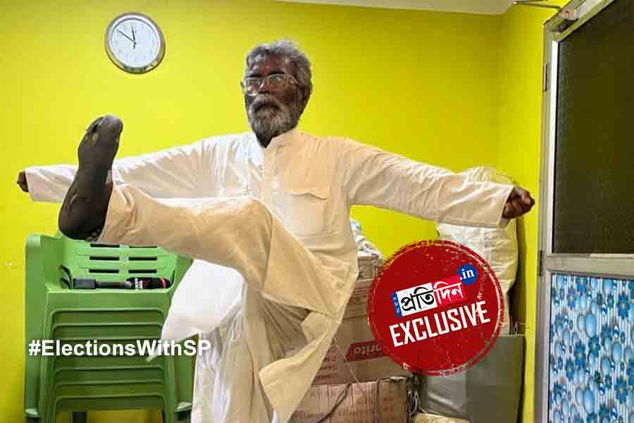 Lok Sabha Polls 2024: Kurmi leader Ajit Prasad Mahato dances during election campaign