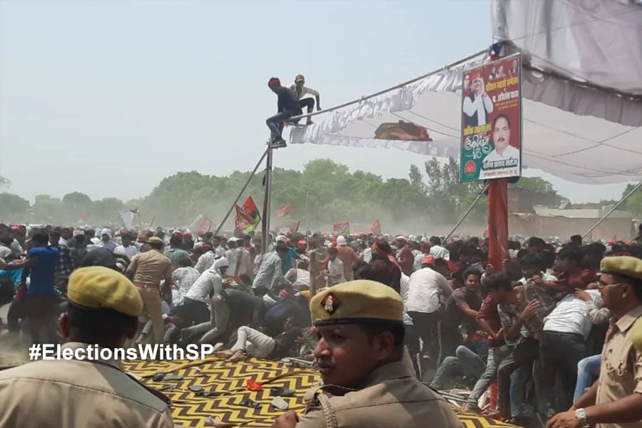 Workers fighting with each other present of Akhilesh Yadav, Police lathicharge