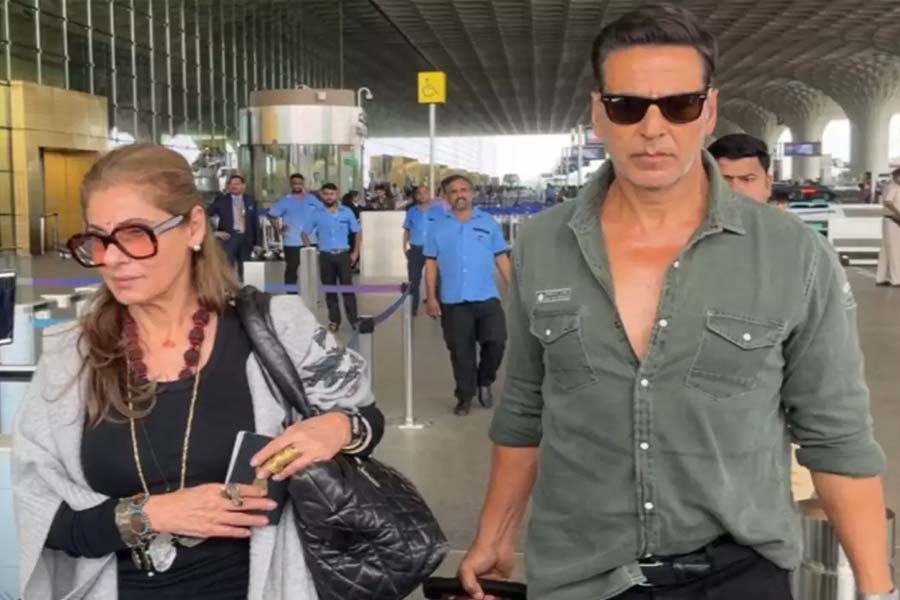 After voting, Akshay Kumar jets off to London with Dimple Kapadia