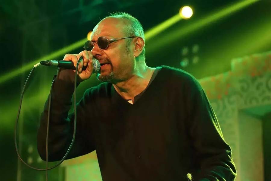 লাইভ কনসার্টে ফটো-ভিডিও তোলায় আপত্তি! দর্শকদের সামনে ক্ষোভ উগরে দিলেন অঞ্জন দত্ত