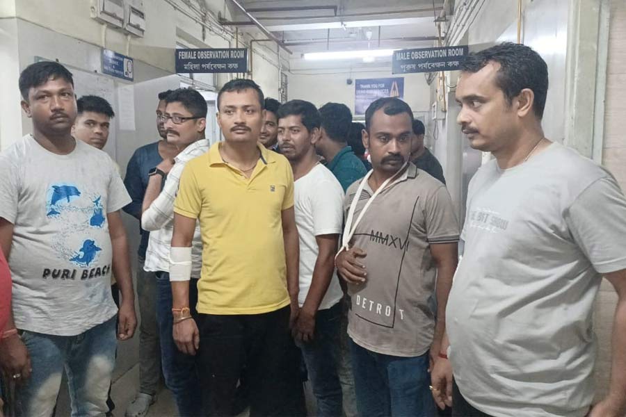 লাঠি-রড হাতে হামলা, মাদক উদ্ধারে গিয়ে বারুইপুরে রক্ত ঝরল পুলিশের