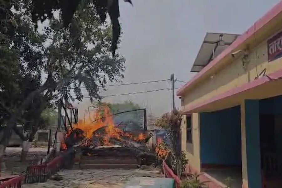পুলিশি হেফাজতে আত্মঘাতী নাবালিকা কনে ও বর! থানা জ্বালিয়ে দিলেন গ্রামবাসীরা