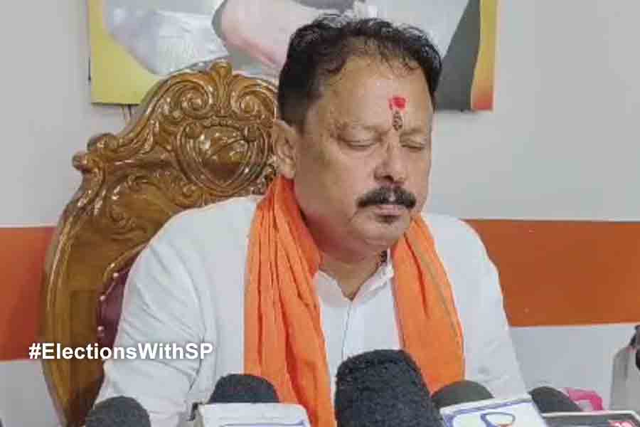 ‘ভোট লুট করতে এলে ঝাঁটা-খুন্তি তৈরি রাখুন’, দিলীপের দাওয়াই বনগাঁর বিজেপি নেতার গলায়
