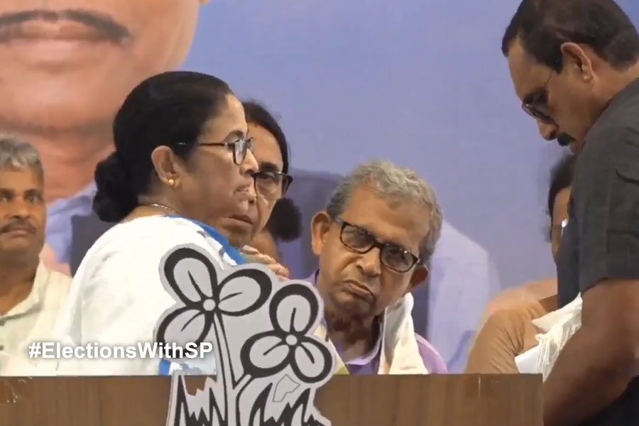 Lok Sabha Election 2024: Mamata Banerjee mends chappal on stage at Jhargram