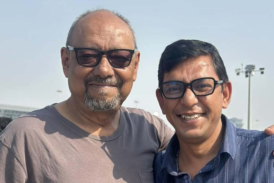 chanchal chowdhury and Anjan Dutt meet in Dhaka Airport