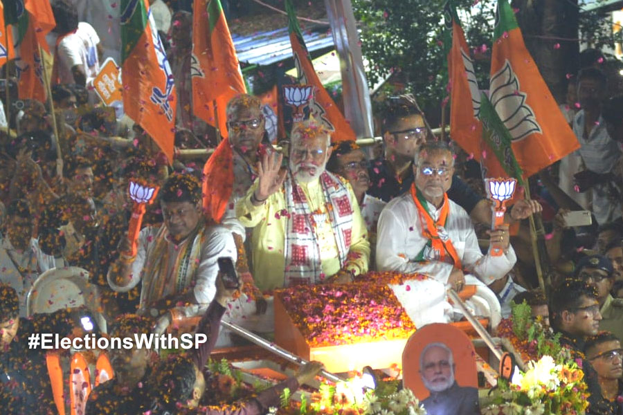 সারদাদেবীর বাড়িতে প্রার্থনা-নেতাজির মূর্তিতে মালা, উত্তর কলকাতায় রোড শো করে খেলা জমালেন মোদি