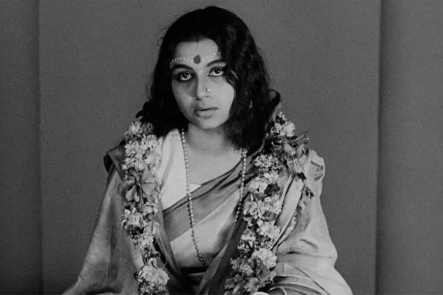 ‘দেবী’র অপাবৃত কুয়াশায়, লিরিসিজম ভাঙলেন সত্যজিৎ