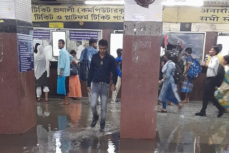 Passengers protest at Howrah Station due to waterlogging