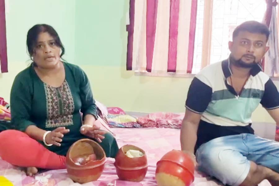 লক্ষ্মীর ভাঁড় ভেঙে দেড় লক্ষ টাকা লুট! মাথায় হাত গৃহস্থের
