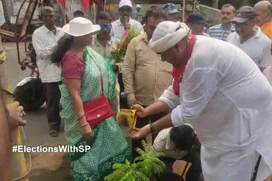 Howrah CPM candidate seeds tree during campaign