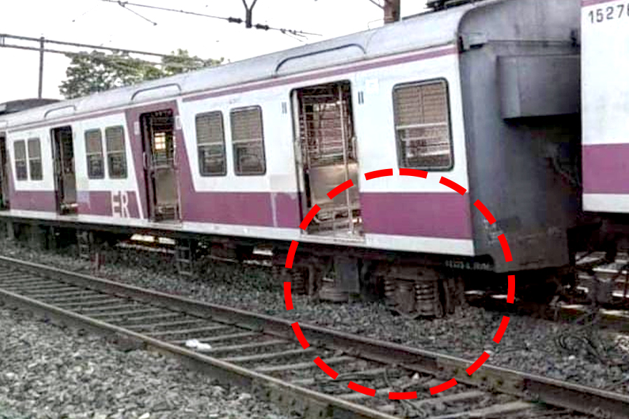গার্ড না থাকাতেই লিলুয়ায় লাইনচ্যুত লোকাল ট্রেন? প্রকাশ্যে চাঞ্চল্যকর তথ্য