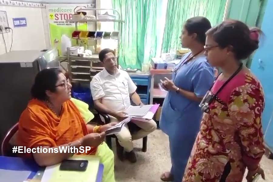 Locket Chatterjee furious on using outdated USG machine in Singur Hospital