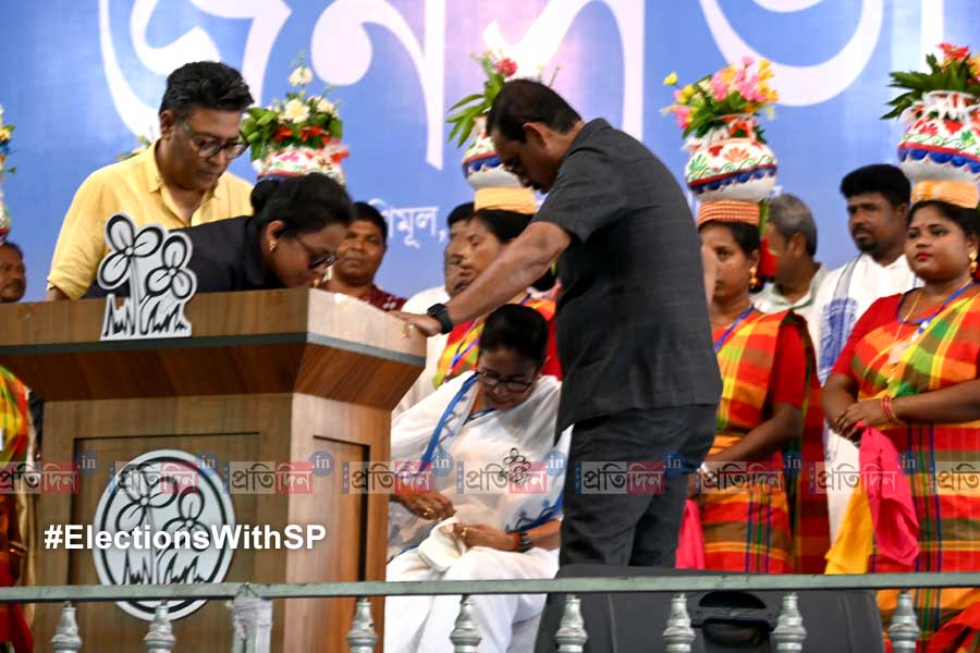 Lok Sabha Election 2024: Mamata Banerjee mends chappal on stage at Jhargram