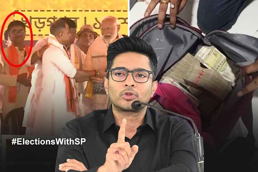 মোদির মঞ্চে থাকা বিজেপি নেতার কাছে কালো টাকা! ‘না খাউঙ্গা, খানে দুঙ্গা’ নিয়ে কটাক্ষ অভিষেকের