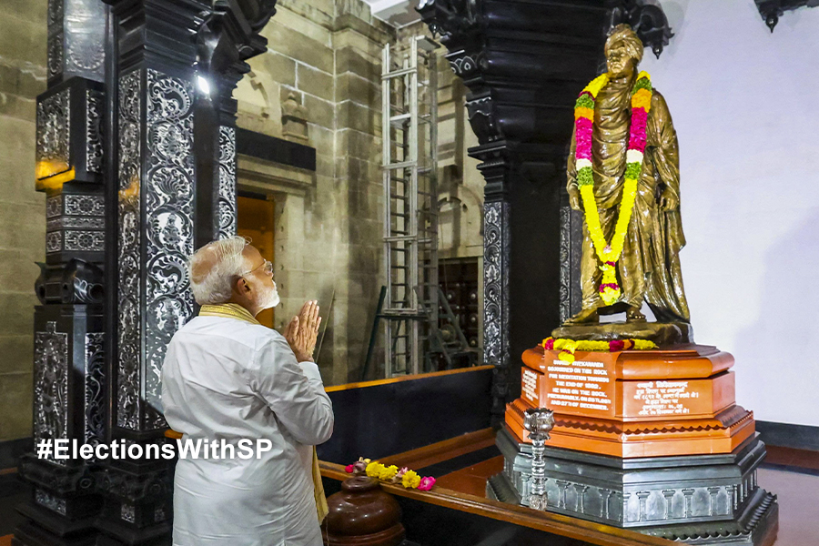 সমুদ্রের মাঝে ধ্যানমগ্ন মোদি, ছুঁলেন বিবেকানন্দের ইতিহাস