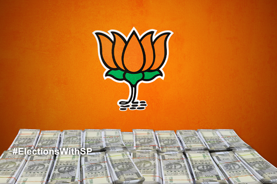 Police seizes money from two BJP leaders