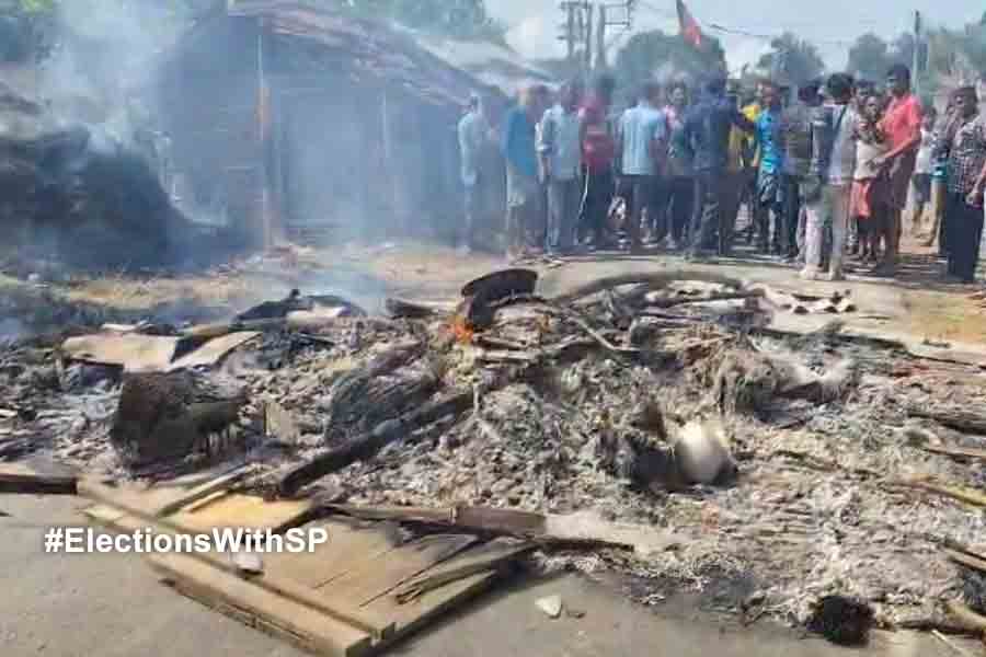 Shop and houses set on fire before polls in Nandigram