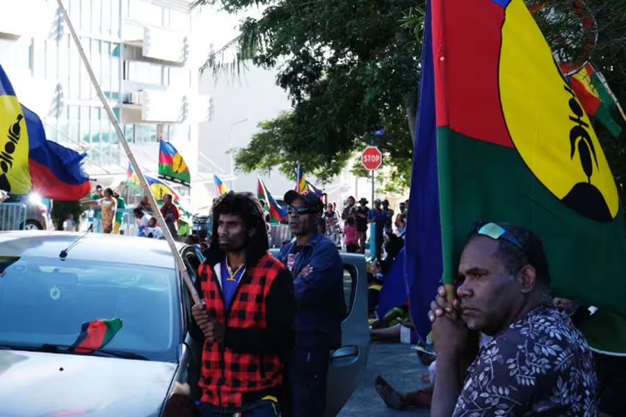 New Caledonia separatists resist French efforts to unblock roads, protest continues