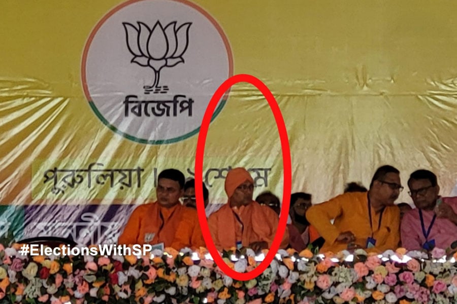 Lok Sabha Election 2024: Maharaj of Bharat Sevashram Sangha present on PM Narendra Modi's stage in Purulia