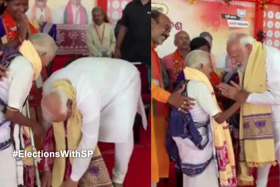 PM Narendra Modi bows down to Padma awardee Purnamasi Jani in Kandhamal Odisha