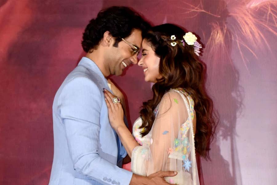 ‘ঘনিষ্ঠ হওয়ার সময় বড্ড ক্লান্ত লাগছিল!’ যৌনদৃশ্য নিয়ে মুখ খুললেন জাহ্নবী
