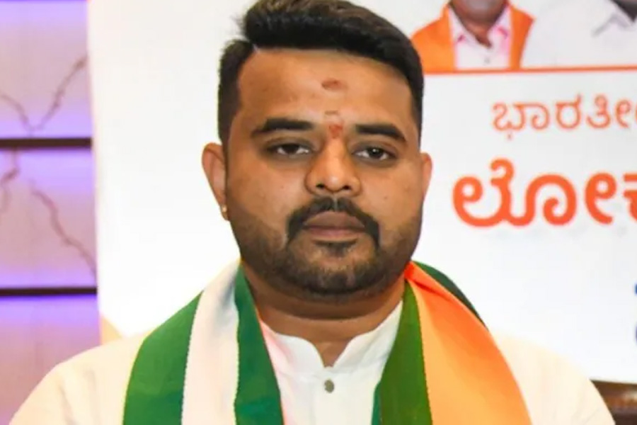 ‘আত্মসমর্পণ করব’, যৌন কেলেঙ্কারিকে ‘রাজনৈতিক ষড়যন্ত্র’ বলে দাবি রেভান্নার