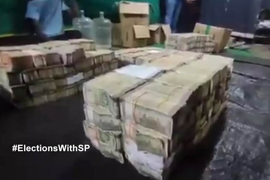 Another massive cash haul recovered Andhra Pradesh