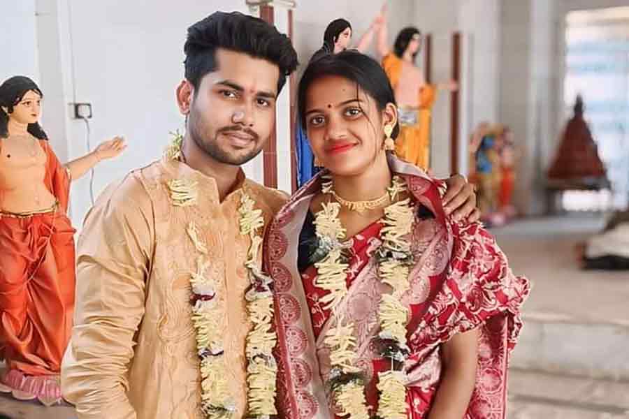 সম্পর্কের টানাপোড়েনে ‘আত্মঘাতী’ স্ত্রী, ছবি বুকে জড়িয়ে চরম সিদ্ধান্ত স্বামীর!