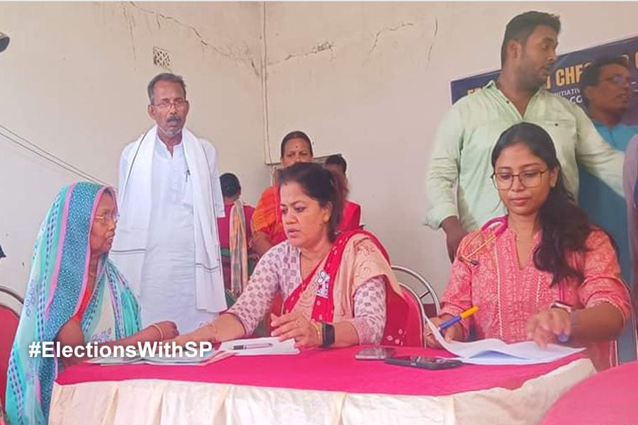 Lok Sabha Election 2024: TMC candidate in Bardhaman Purba Dr, Sarmila Sarkar treats patient amidst election campaign