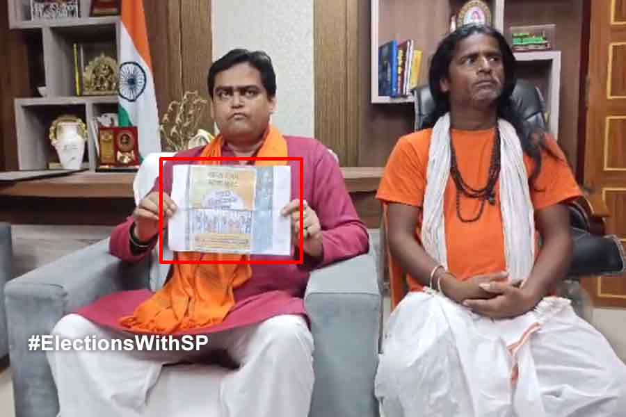 ডিটেনশন ক্যাম্পে বন্দি হিসেবে বাংলার যুবকের ভুয়ো ছবি ব্যবহার! তৃণমূলের বিরুদ্ধে গর্জে উঠলেন শান্তনু