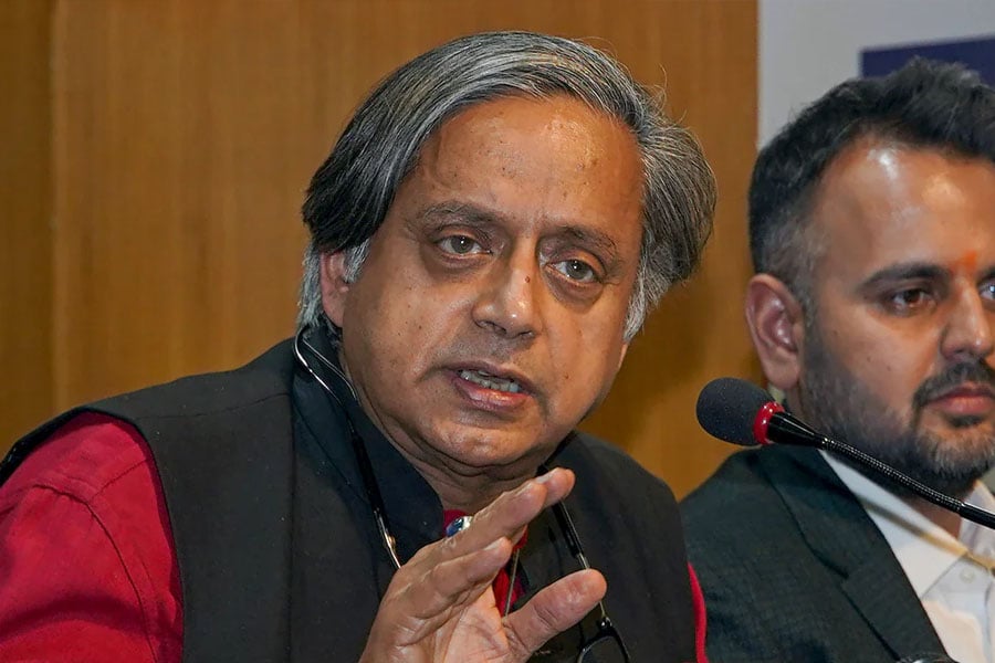 Shashi Tharoor PA Shiv Kumar Prasad arrested from Delhi Airport With 500 gram Gold
