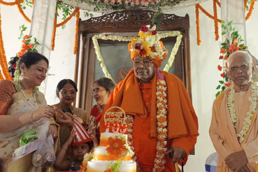 শতবর্ষ ছুঁয়েও অধ্যাত্মবাদের দ্যুতি ছড়াচ্ছেন স্বামী পূর্ণাত্মানন্দজি মহারাজ