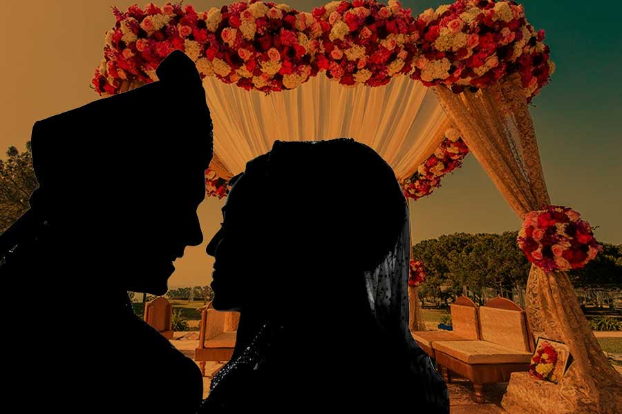 Bride and Groom Kiss's At Uttar Pradesh Wedding and Both Families Fought With Sticks