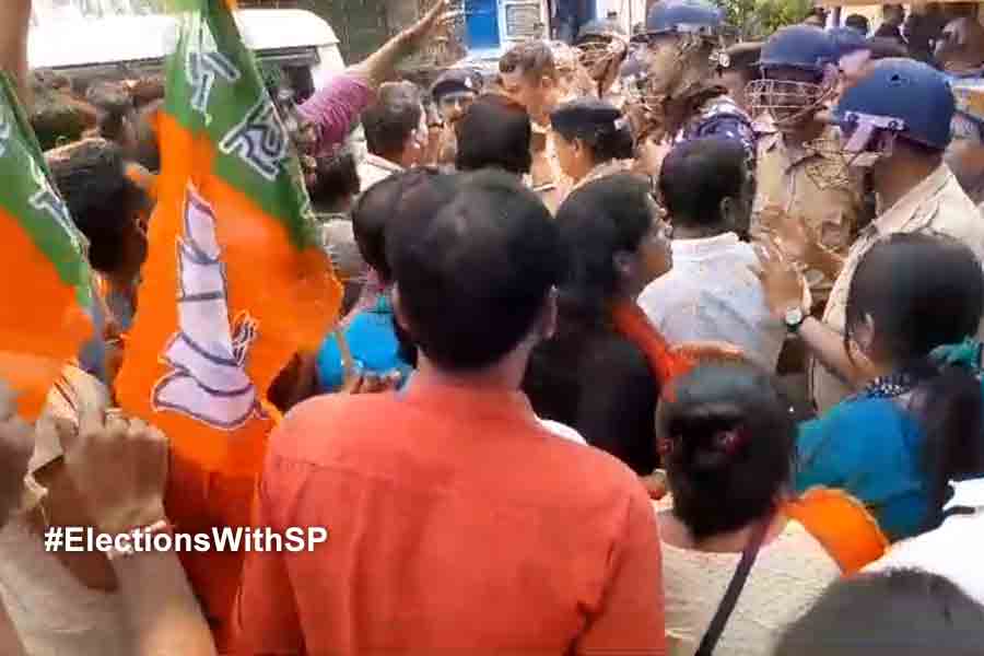 Cops detain Sandeshkhali protesters at Uluberia
