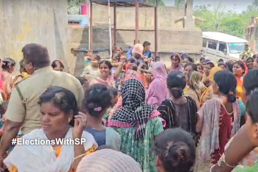 গ্রামে নেই বিদ্যুৎ সংযোগ, দিন কাটে অন্ধকারে, বুথে তালা দিয়ে বিক্ষোভ গ্রামবাসীদের