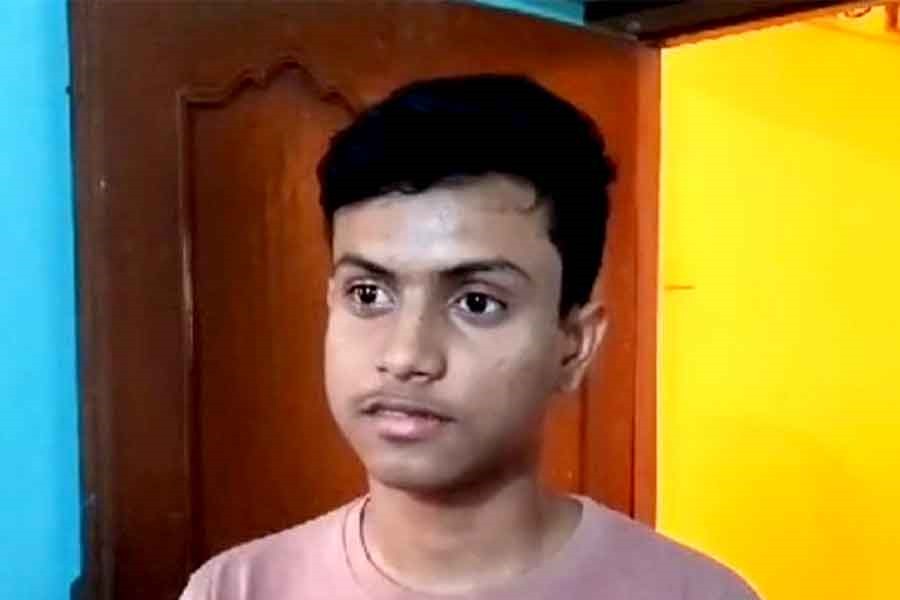 বাবা হারানোর কষ্ট নিয়েই মাধ্যমিক পরীক্ষায় রাজ্যে দশম কাটোয়ার অনীশ