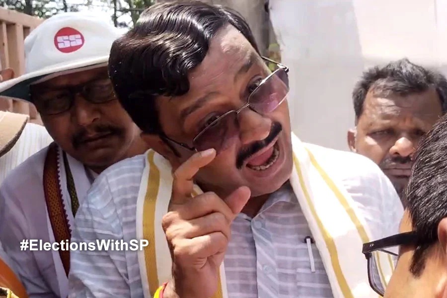 বিজেপির মনোনয়নে অশান্ত পুরুলিয়া, মেজাজ হারিয়ে মহকুমা শাসককে ধাক্কা রাহুল সিনহার!