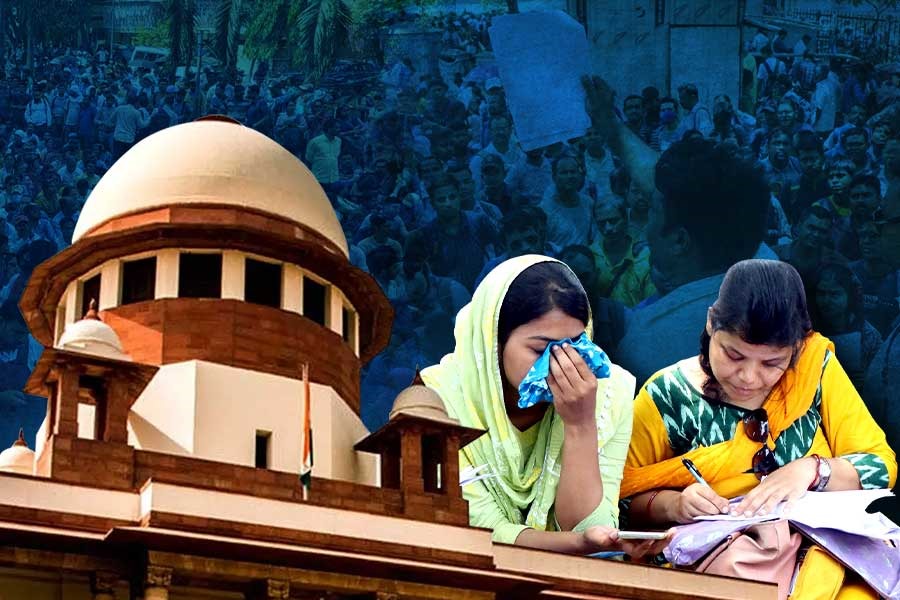 SSC মামলা: এখনই বাতিল নয় ২৬ হাজার চাকরি, বেতন ফেরতের নির্দেশেও ‘সুপ্রিম’ স্থগিতাদেশ