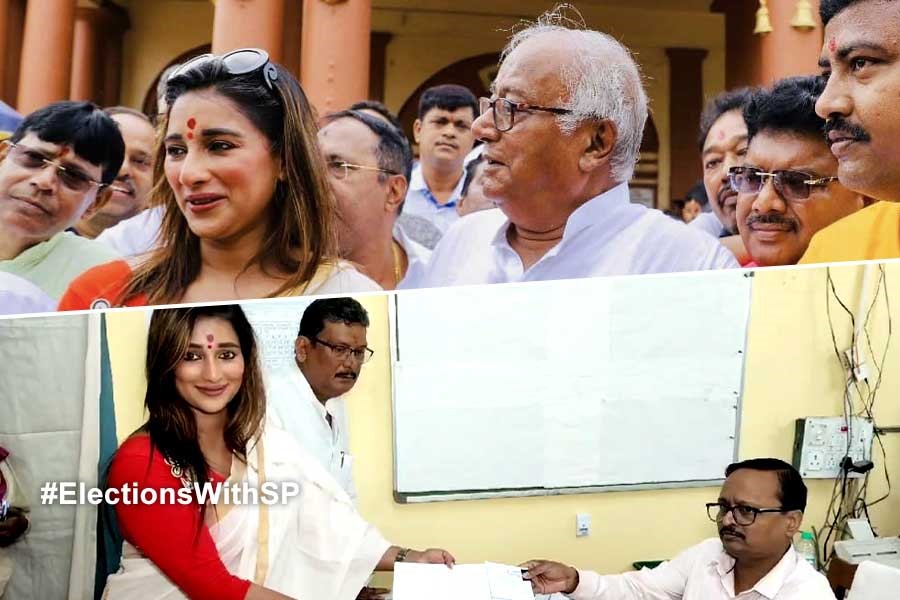 দক্ষিণেশ্বরে পুজো দিয়ে মনোনয়ন জমা তৃণমূলের সৌগত-সায়ন্তিকার