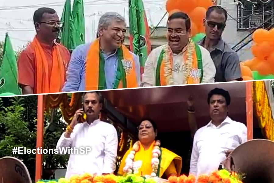 সঙ্গী রেলমন্ত্রী, মনোনয়ন জমা বিজেপি প্রার্থী অনির্বাণ গঙ্গোপাধ্যায়ের